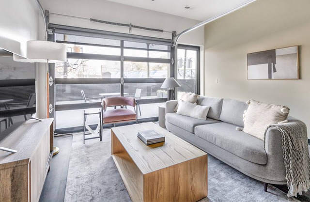 Sleek Bucktown 1BR w/ Roof & BBQ, nr Blue Line, by Blueground