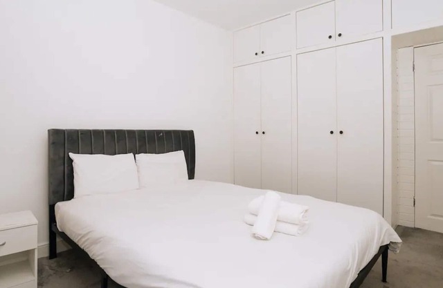 Sleek & Central 2BD Flat - Haymarket
