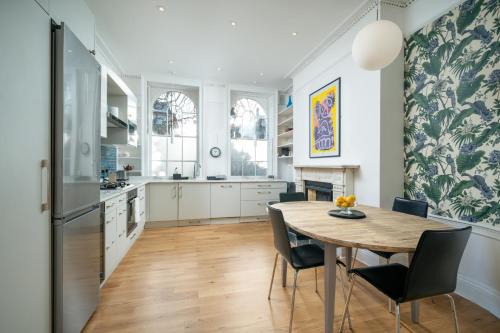 Sleek flat with communal courtyard