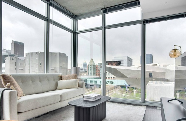 Sleek Golden Triangle 2BR w/ Gym & Pool nr Art Museum, by Blueground