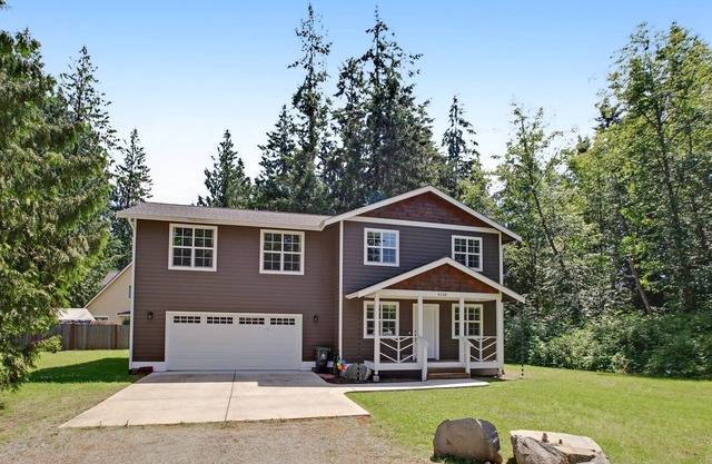 Sleek home with park-like property, free WiFi, gas grill & ideal location