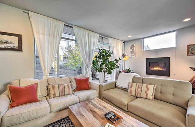 Sleek Seattle Home w/Rooftop Patio & Views!