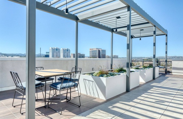 Sleek Woodland Hills 1BR w/Pool & Gym, near Warner Center, by Blueground