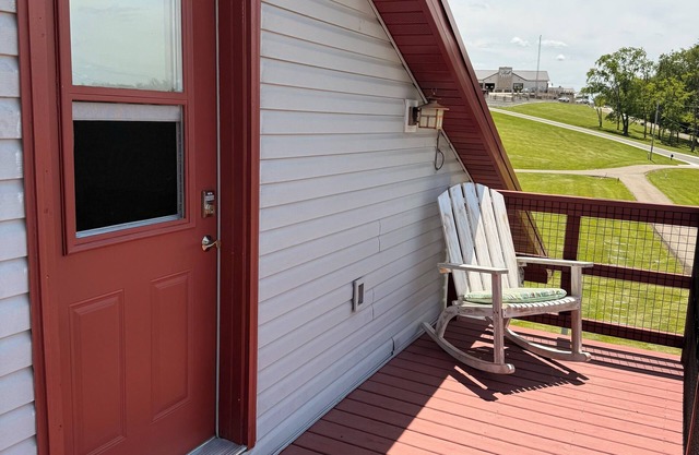 Sleep 6+ adults, new 2 Br 1 Ba adjacent to Bell Manor. Cleaning fees included!
