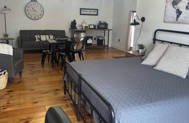 Sleep at Simplicity - Downtown Loft & Boutique