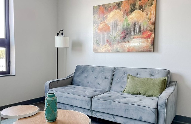 Sleepover: Picturesque 1BD/1BA + High Ceiling - Des Moines