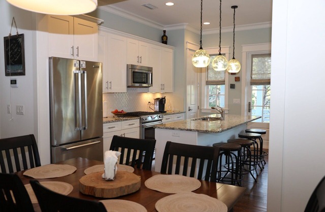 Sleeps 10, across from neighborhood pool, 8 minute walk to beach