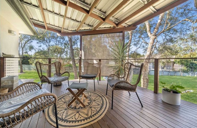 Sleeps 14, 4 bathrooms, 2 Kitchens ,Central to Brisbane Gold C Theme parks Views