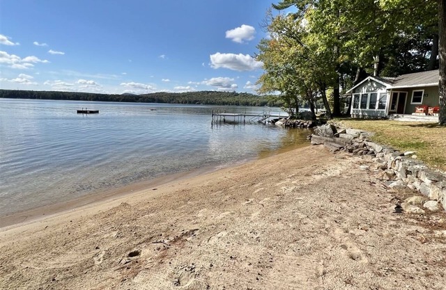 SLEEPS 15 WITH A PRIVATE SANDY BEACH ON LONG LAKE.