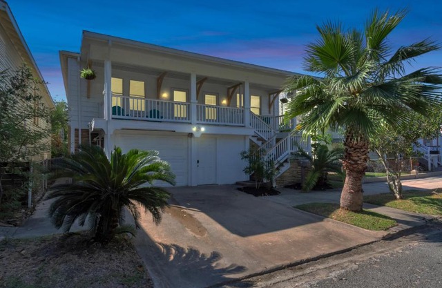 Sleeps 19! 3 Kitchens, LR's, 4 BR 4.5 BTH - Beauty