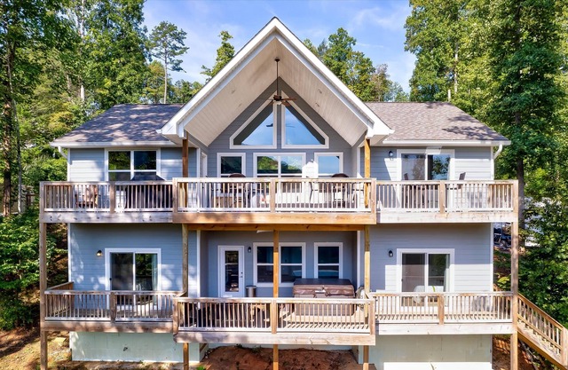 Sleeps 20 ~Lakefront~Dock~HotTub~Firepit