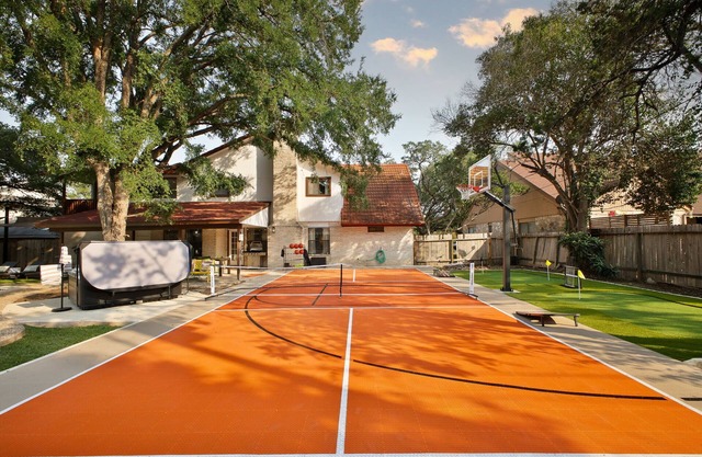 Sleeps 20~Sport Court~Heated Pool~Hot Tub~Putt Putt~Games