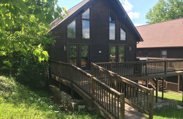Sleeps 22. Affordable Cabin 30+ minutes to New River Gorge Rafting & Climbing