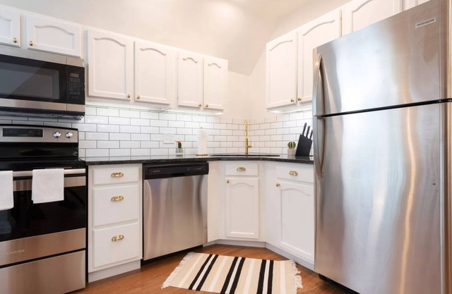 (SLEEPS 22) Renovated Victorian: 5 Min to Downtown & 40 Min to Ark Encounter