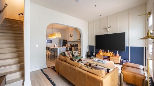 Sleeps 24 Rooftop Game Room Outdoor Spaces Just 10 Min to Broadway Outrider by AvantStay