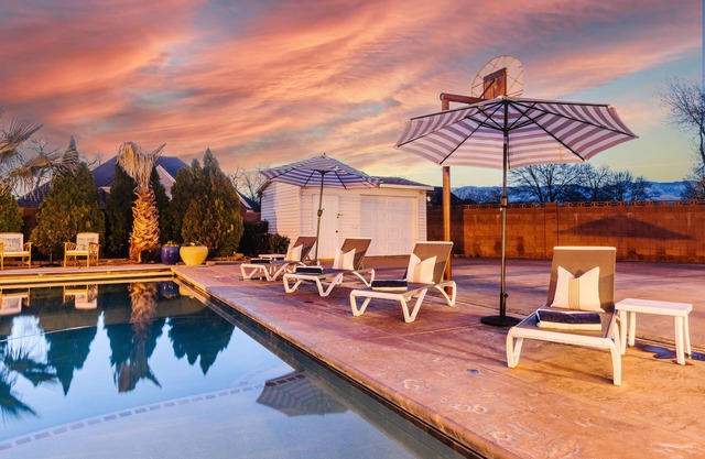 Sleeps 30- Heated Private Pool, 20 Miles from Zion National Park