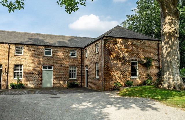 Sleeps 4 guests in 2 bedrooms