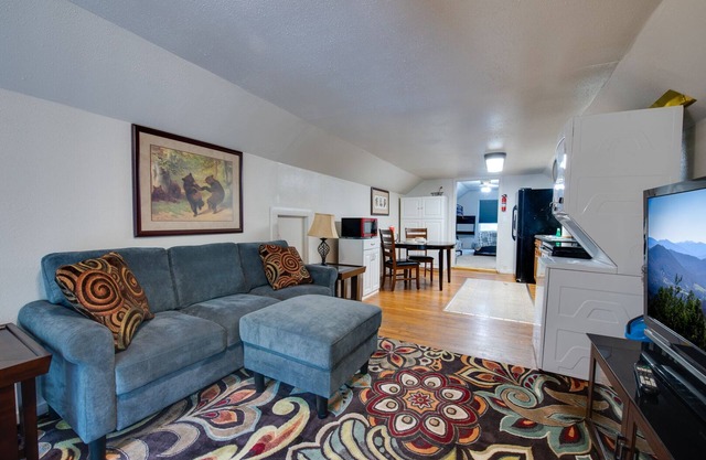 Sleeps 4 - Queen/Twin BB - Cozy Private NoKnox Upstairs Apartment