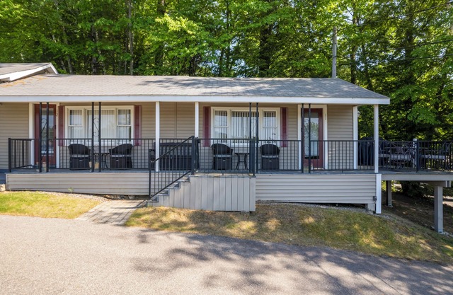 Sleeps 6, 2 Bath, Large Private Deck, Beach & Pool