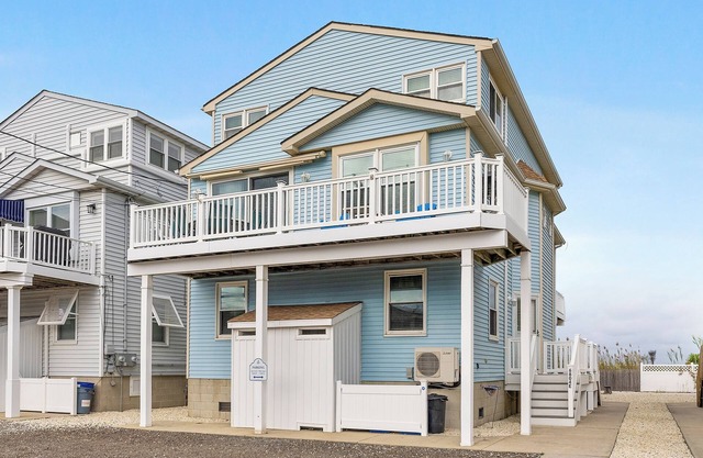 Sleeps 9 on Central Avenue