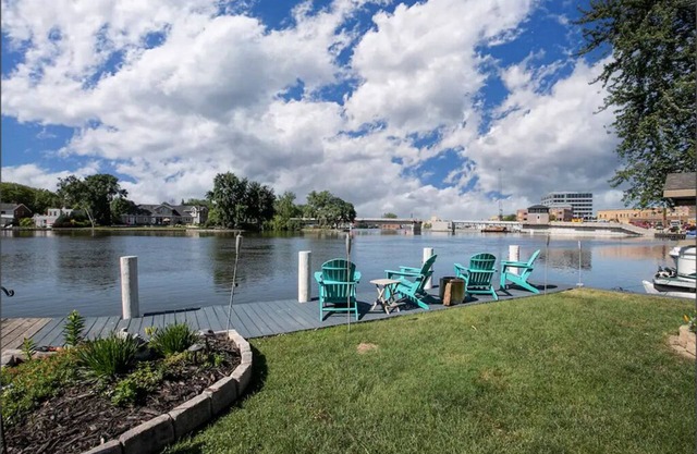 Sleeps 9, Riverview Get-A-Way with Hot Tub! 537 Broad Street Riverview Retreat