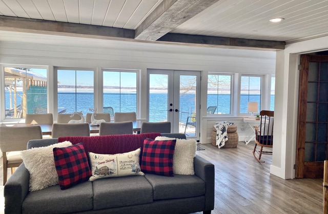 Sleigh the Holidays! Entire Lakefront Cottage for a week over Xmas or NYE!