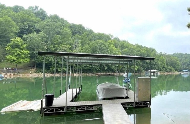 Slip-Away into Isolation & Relaxation w/Covered Dock & Hot Tub.