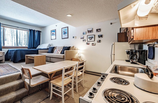 Slopeside! Cascades studio Sleeps 5