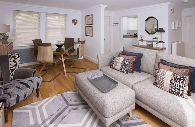 Smart, contemporary house with 2 bedrooms sleeping 3 in the heart of Bath - with parking