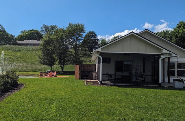 Smoky Mountain Guesthouse: Mountain View & Walkable to Downtown Hayesville