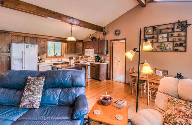 SMOKY MOUNTAIN HIDEAWAY-2 BEDROOM SLEEPS 7