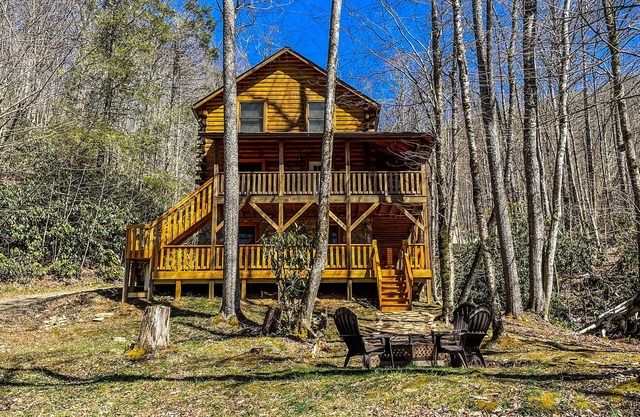 Smoky Mtn Cabin Wrapped in woods w/Whispering Creek, Minutes from BRP