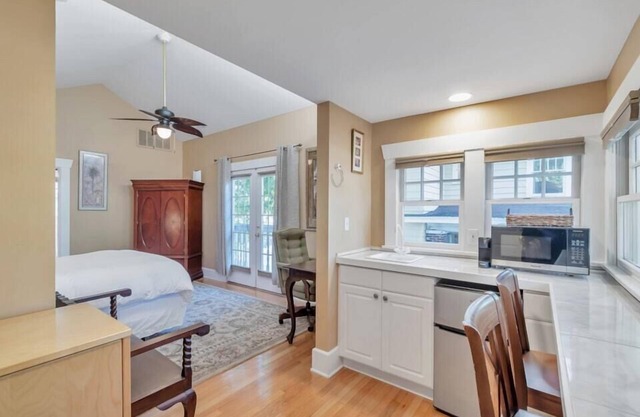 Snell Suite at ONE Inn: King Bed, Kitchenette, Near Downtown & Vinoy Park.
