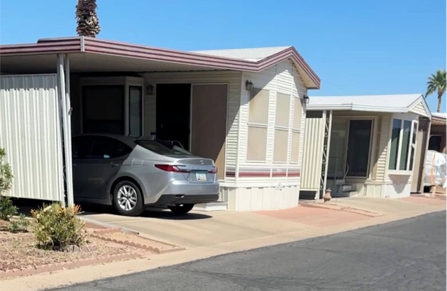Snowbird's Delight. Great 55+ community. Park Model home w/unlimited pickleball!