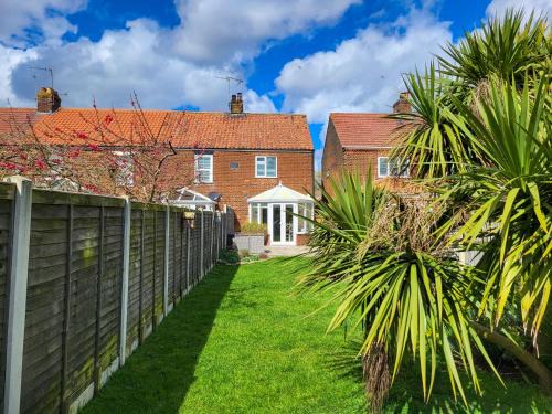 Snowdrop Cottage dog friendly and 2 minutes to Winterton Beach