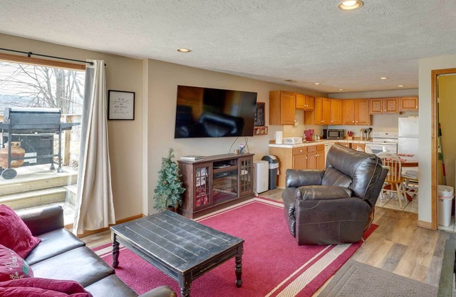'Snowed Inn' Cozy Winterplace Ski-In/Ski-Out Cabin