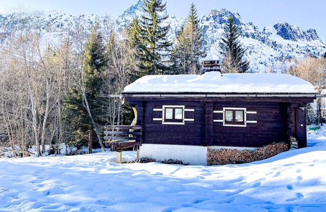 Snowflake cottage with garden