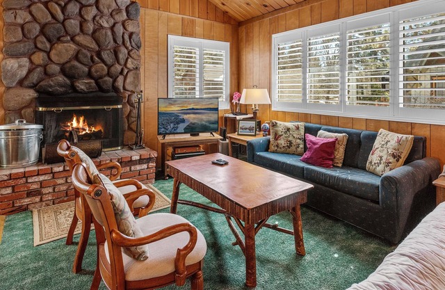 Snowridge - Charming Classic Cabin With A Wood Burning Fireplace And Wifi! 2 Bedroom Cabin