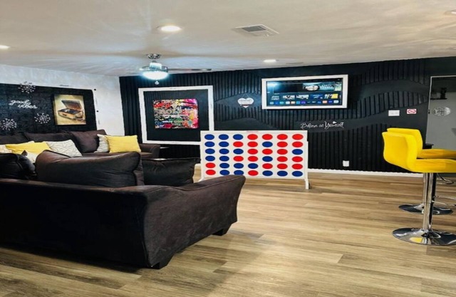 Social Retreat, Relax or Fun! (OVER AGE OF 25 ONLY CAN RENT NO PARTIES