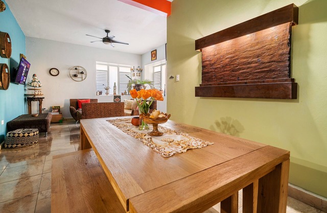 SOLAR POWERED- 3BR w/Kings + Yard, Porch & Grill. 6 Minute Walk to Beach & Eats