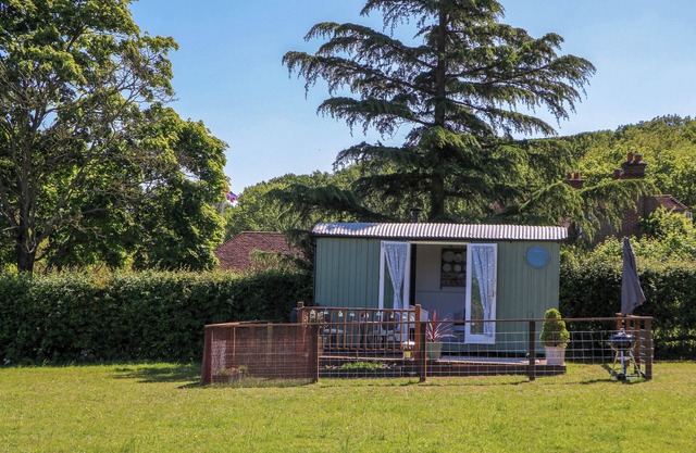SONGBIRDS, pet friendly, with a garden in St Michaels, Kent