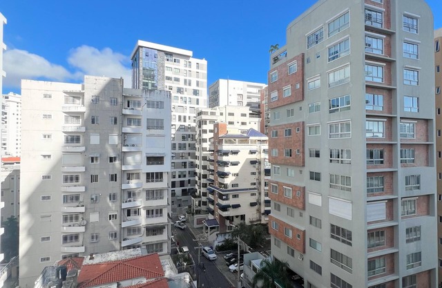 SOPHISTICATED & STYLISH APARTMENT IN PRIME LOCATION!