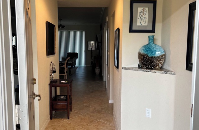 Sought after premium Ground floor Veranda end unit 2br + Den. 6 pers