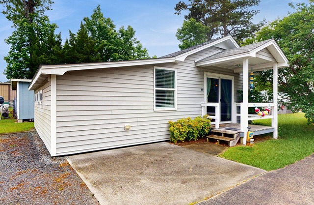 Soundfront Cottage with fish cleaning station & gas grill - boat slip included