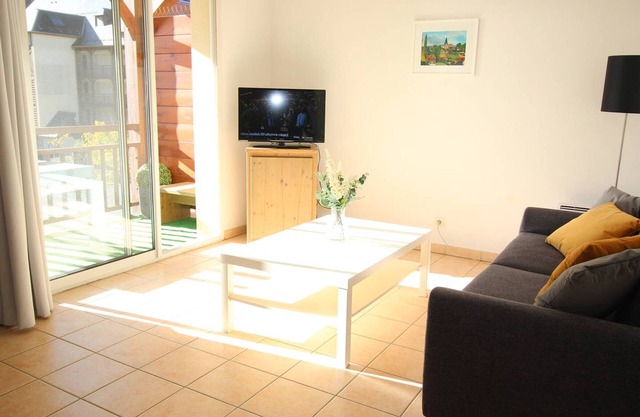South-facing 2BR with balcony, pool, parking, pets ok and wifi