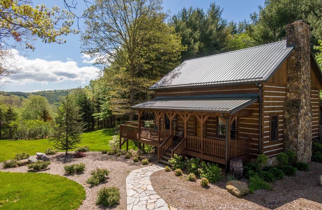 South Fork Cabin - charming cabin between Boone and West Jefferson with a hot tub. Pets welcome