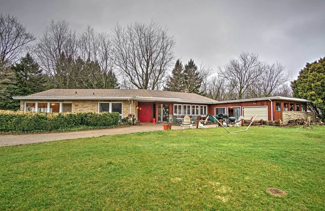 South Haven Home ~ 1 Mi to Lake Michigan!