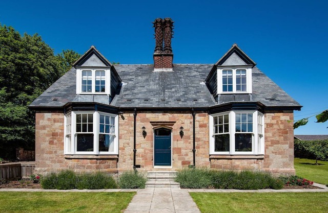 SOUTH LODGE, Warenford near Belford - sleeps 6 in 4 bedrooms