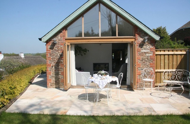South Milton.Stunning New Stone cottage close to beautiful beaches