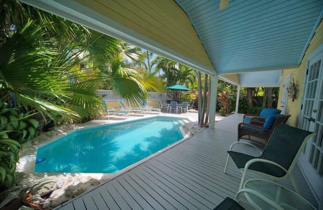 South Street Cottage: Bright & Sunny with Pool, Patio & Hot Tub